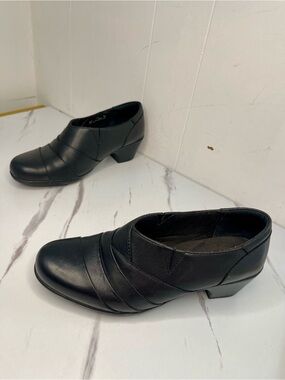 Clarks Black Leather Low Block Heel SlipOn Pumps Sz 7.5 Wide Width comfort shoes